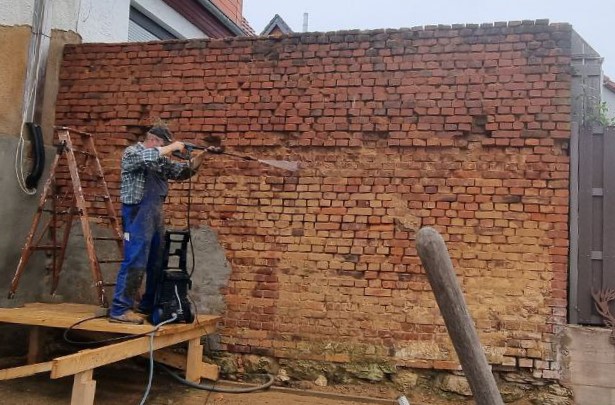 Alte Wand vorher – bröckeliges Ziegelmauerwerk aus den 1920ern wird abgewaschen